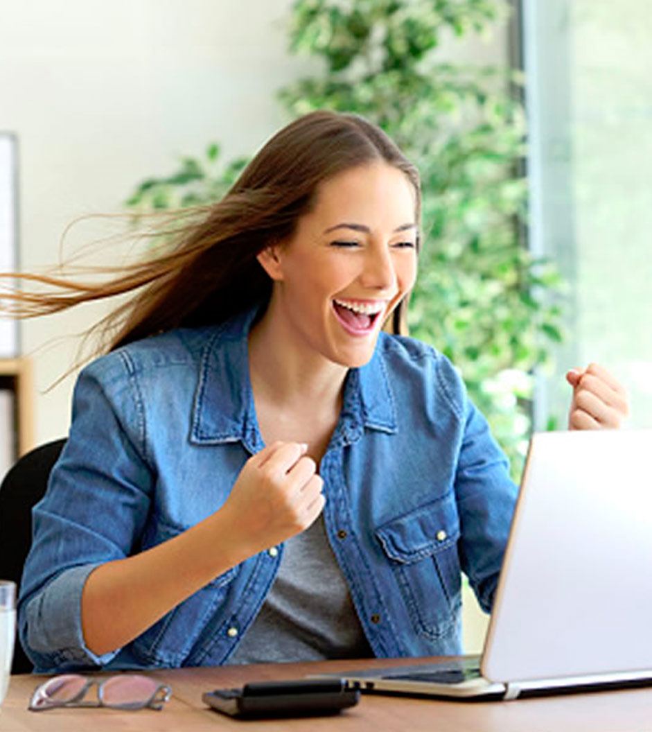 info-bg-clienta-con-laptop